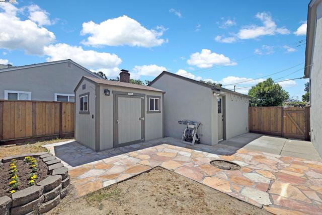 297 Lorraine Blvd, San Leandro CA: https://media.crmls.org/mediaz/1f551e85-2883-4acf-95c5-f5edf8af4c4e.jpg