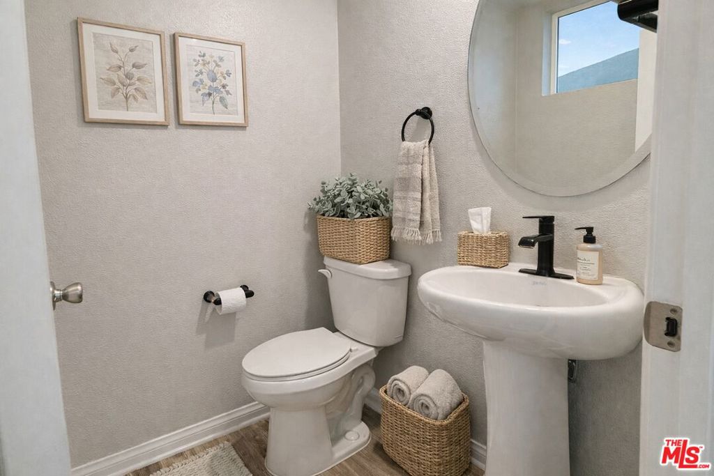 https://media.crmls.org/mediaz/1f55559f-becf-4f1d-9c08-bc3c5e047c33.jpg?preset=X-Large
