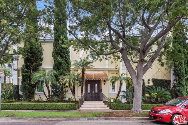 156 S Clark Drive, Beverly Hills CA: https://media.crmls.org/mediaz/1f555d5e-77c3-402e-a459-07e3d84b7946.jpg