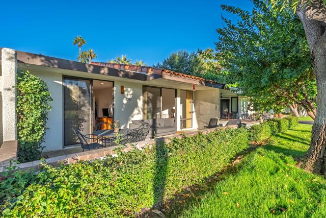 171 Avenida Las Palmas, Rancho Mirage CA: https://media.crmls.org/mediaz/1f559923-ec45-410f-ba46-5fba425f18b1.jpg