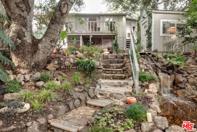 19544 Bowers Drive, Topanga CA: https://media.crmls.org/mediaz/1f568871-93ff-434b-b9d4-037fee345aee.jpg