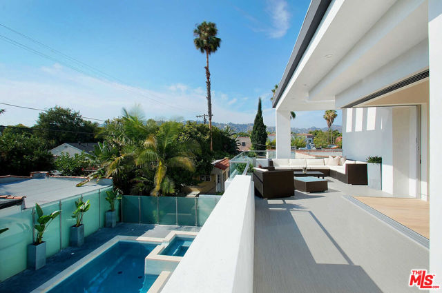429 N Sweetzer Avenue, Los Angeles CA: https://media.crmls.org/mediaz/1f57dba7-3a72-450f-b239-e6c0173171e8.jpg