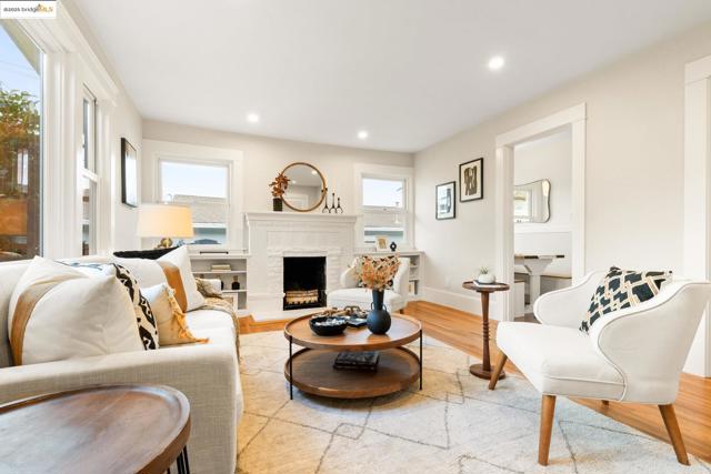 2941 Madeline St, Oakland CA: https://media.crmls.org/mediaz/1f580106-7383-49ad-a1db-d9a760252600.jpg