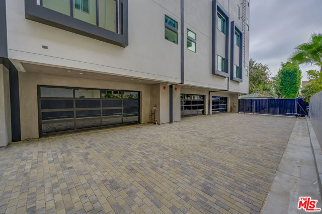 4422 S Riley Drive, Los Angeles CA: https://media.crmls.org/mediaz/1f59cbc0-9df5-4820-b4c1-6c0989511b93.jpg