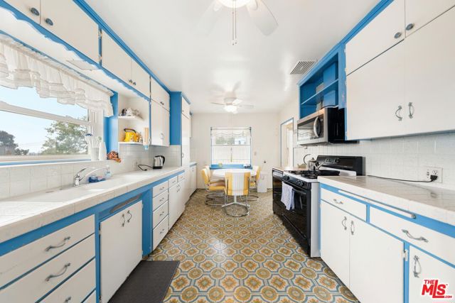 3671 Inglewood Boulevard, Los Angeles CA: https://media.crmls.org/mediaz/1f5a9189-e4c6-4c97-b627-190eb1d45808.jpg