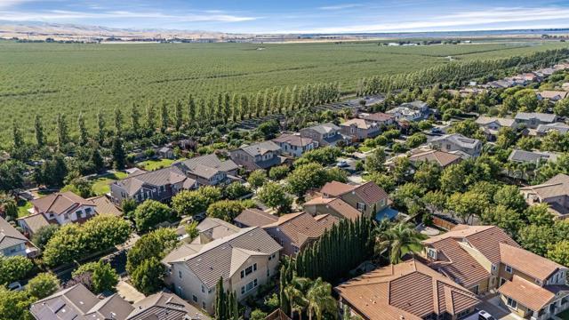 134 N Menlo Park Street, Mountain House CA: https://media.crmls.org/mediaz/1f5a9f32-6693-4cc1-b8eb-17d968f94f96.jpg