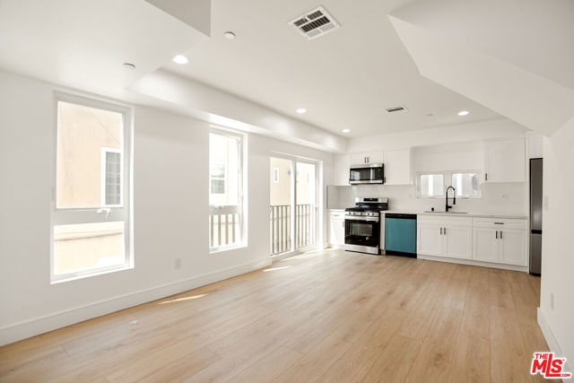 1615 2nd Avenue, Los Angeles CA: https://media.crmls.org/mediaz/1f5b55e5-d622-4cac-ba34-e3231f109061.jpg