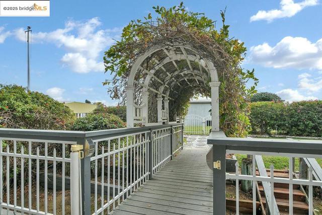 3824 Stone Rd, Bethel Island CA: https://media.crmls.org/mediaz/1f5b9d1a-1189-4c9d-8732-fbd8d29bf854.jpg