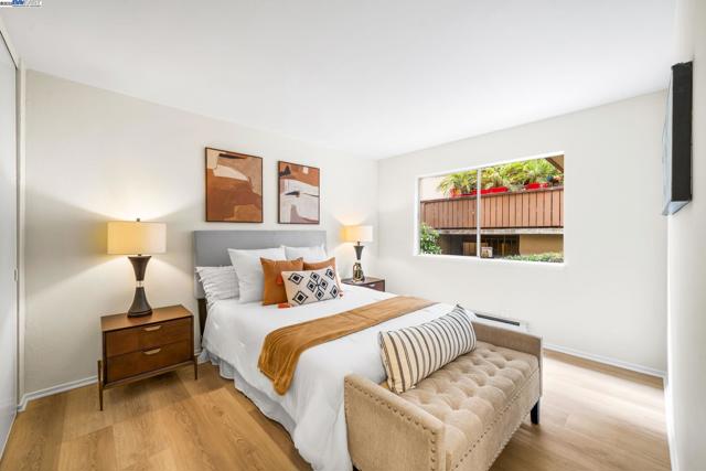 1327 Webster St, Alameda CA: https://media.crmls.org/mediaz/1f5bcdaa-7194-424c-9fc8-e2216c912ce0.jpg