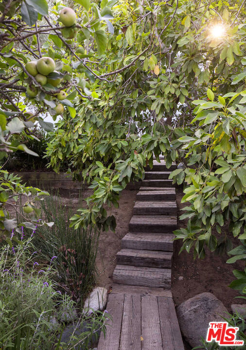 27405 Pacific Coast Highway, Malibu CA: https://media.crmls.org/mediaz/1f5ec332-51fb-4278-bfa7-c5cae5b5f45e.jpg