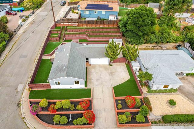 2951 Estates Ave, Pinole CA: https://media.crmls.org/mediaz/1f5ef23c-b435-4ad7-8369-eb7bd028c0a2.jpg
