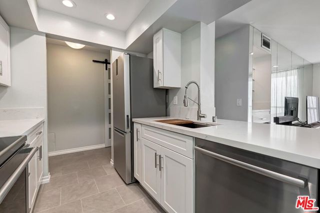 906 N Doheny Drive, West Hollywood CA: https://media.crmls.org/mediaz/1f5efbad-9d7d-4c06-a074-a2d32bea1eb9.jpg