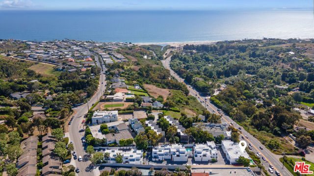 29221 Heathercliff Road, Malibu CA: https://media.crmls.org/mediaz/1f5fd9dc-8cf7-42b5-8a9d-db2a9ed2733b.jpg