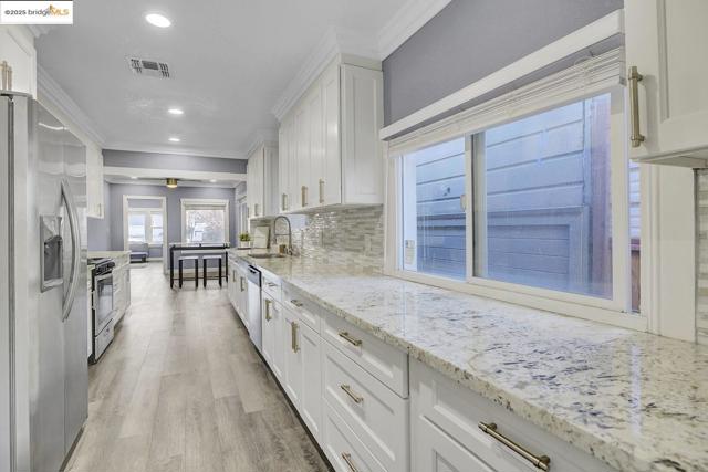 2419 Linden St, Oakland CA: https://media.crmls.org/mediaz/1f5fde82-17ad-402b-b0c0-54daa41fb36f.jpg