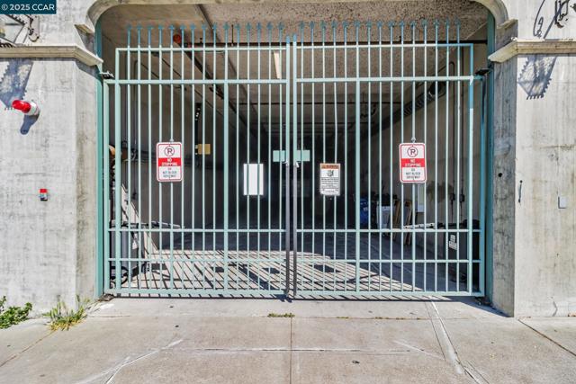 4395 Piedmont Ave, Oakland CA: https://media.crmls.org/mediaz/1f601e95-f77e-4a33-bf83-d9b45e6ca4c8.jpg