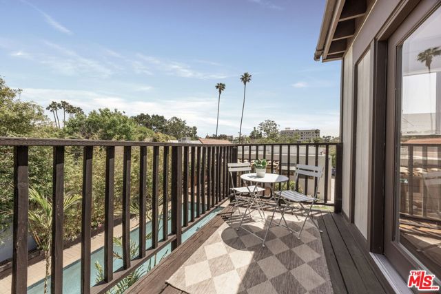 571 N Cahuenga Boulevard, Los Angeles CA: https://media.crmls.org/mediaz/1f60423d-8e4f-4186-905f-79758aa633bf.jpg