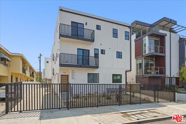 910 N Hudson Avenue, Los Angeles CA: https://media.crmls.org/mediaz/1f60b1f9-3d59-4185-9c1b-4448cfaa4819.jpg