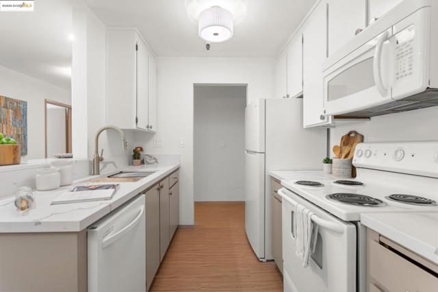1830 Lakeshore Ave, Oakland CA: https://media.crmls.org/mediaz/1f610a98-2cdc-4a8b-b9b2-3e3f71e1b2e8.jpg