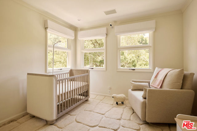 10660 Somma Way, Los Angeles CA: https://media.crmls.org/mediaz/1f61180b-d0fe-4d38-a0e6-60f9e924327d.jpg