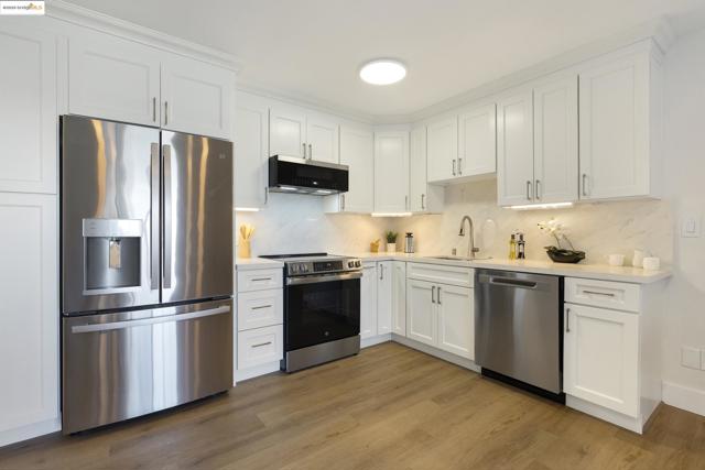 2 Anchor, Emeryville CA: https://media.crmls.org/mediaz/1f61f842-7c6c-49bd-8f1b-c8bca9205a82.jpg