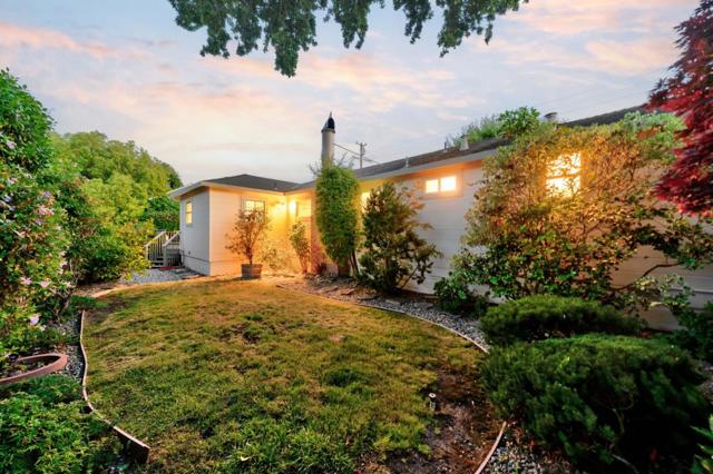 1405 Oakhurst Avenue, San Carlos CA: https://media.crmls.org/mediaz/1f62791d-8539-4c9c-a1e2-87ea40656122.jpg