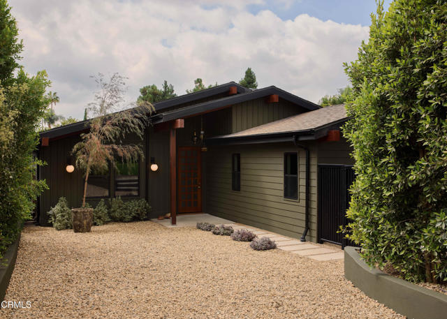 Detail Gallery Image 3 of 44 For 12406 La Maida St, Los Angeles,  CA 91607 - 3 Beds | 2 Baths