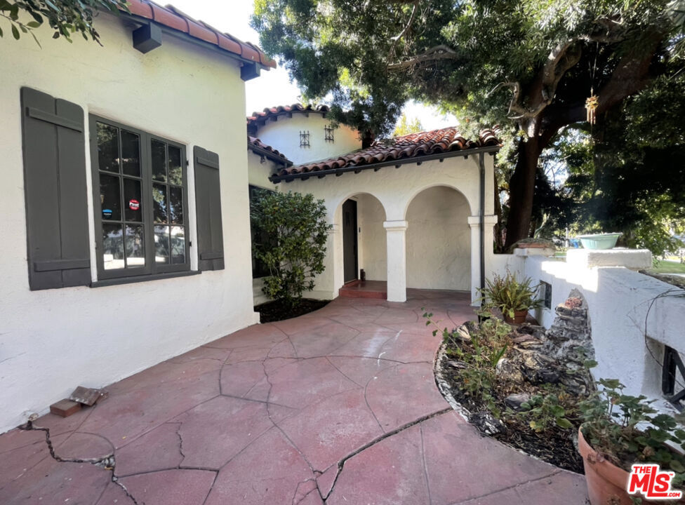 147 S Poinsettia Place