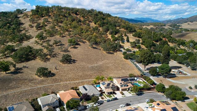 9881 Rancho Hills Drive, Gilroy CA: https://media.crmls.org/mediaz/1f6343d1-b9ef-43ef-9378-67954ebcb24c.jpg