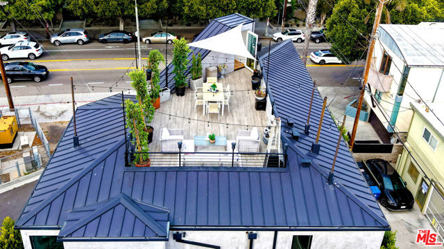 126 Thornton Place, Venice CA: https://media.crmls.org/mediaz/1f642d43-0600-4c36-9c7f-6e24c4d5d496.jpg