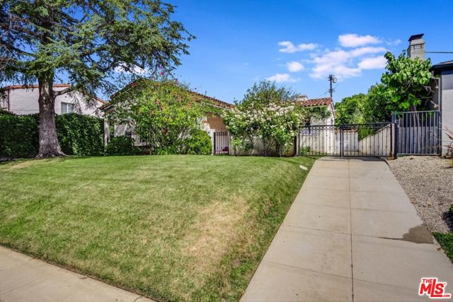10514 Rochester Avenue, Los Angeles CA: https://media.crmls.org/mediaz/1f6437e5-a987-4de2-ba0d-1d0f4bc59ecd.jpg