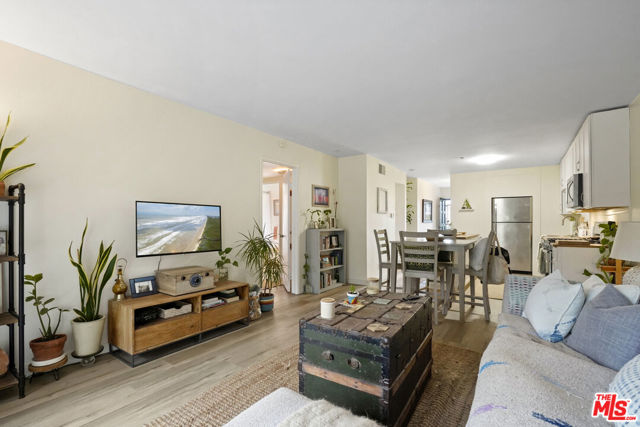 6472 Cavalleri Road, Malibu CA: https://media.crmls.org/mediaz/1f64b1b0-4840-4daf-9c3b-76ed239c97b2.jpg