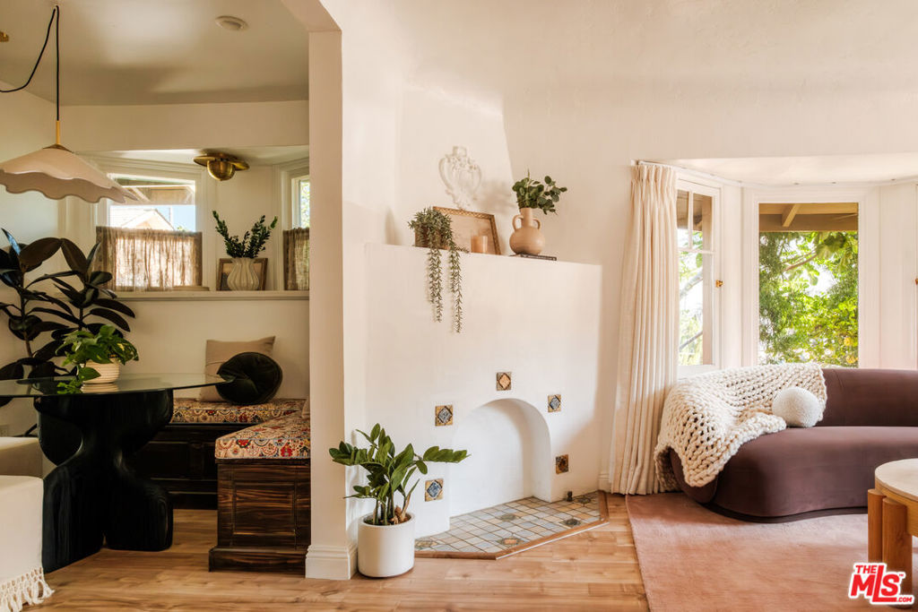 https://media.crmls.org/mediaz/1f653515-4498-4201-9ca5-ba6fcde501bd.jpg?preset=X-Large