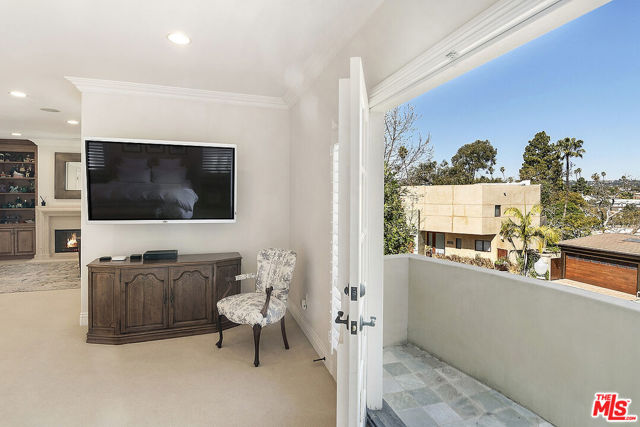 969 S Carmelina Avenue, Los Angeles CA: https://media.crmls.org/mediaz/1f659731-2c1c-4cb0-846c-af25d6b3638e.jpg