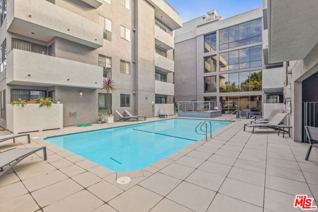 12115 San Vicente Boulevard, Los Angeles CA: https://media.crmls.org/mediaz/1f66efe5-2081-49ba-bf1b-51da0efe3be2.jpg