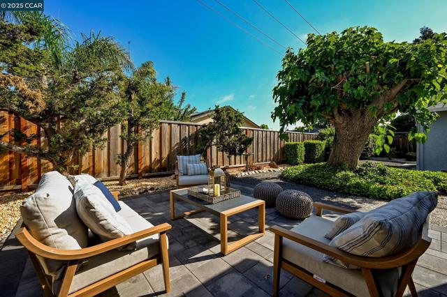 940 Lexington Pl, San Ramon CA: https://media.crmls.org/mediaz/1f670059-a9ff-4bdc-a732-cc81d07d3b31.jpg