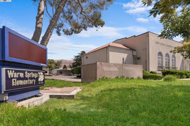 114 Hackamore Ln, Fremont CA: https://media.crmls.org/mediaz/1f6718f7-724c-4c5d-be10-1c87f1088e34.jpg