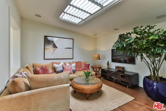 218 Montreal Street, Playa del Rey CA: https://media.crmls.org/mediaz/1f6750bc-260a-443f-9323-b1ab3de4418c.jpg