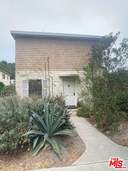 3757 Los Feliz Boulevard, Los Angeles CA: https://media.crmls.org/mediaz/1f67b786-4379-488f-88c3-d836685ab994.jpg