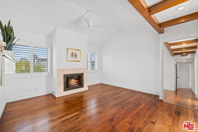 17 20th Avenue, Venice CA: https://media.crmls.org/mediaz/1f67eee1-230e-4e7b-b81c-f302f0e71a6a.jpg