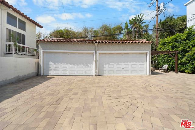 865 S Lucerne Boulevard, Los Angeles CA: https://media.crmls.org/mediaz/1f68382d-0b1d-4438-ad22-8f8e0757cc61.jpg
