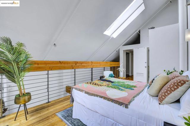1695 15Th St, Oakland CA: https://media.crmls.org/mediaz/1f6a196a-e0ac-4277-82e9-5a8b26e2b80e.jpg