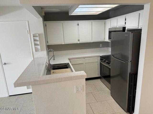 1190 Tivoli Lane, Simi Valley CA: https://media.crmls.org/mediaz/1f6a2a04-1e5f-417e-8c46-0a0076aed398.jpg