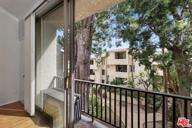 5325 Newcastle Avenue, 338 photo 6