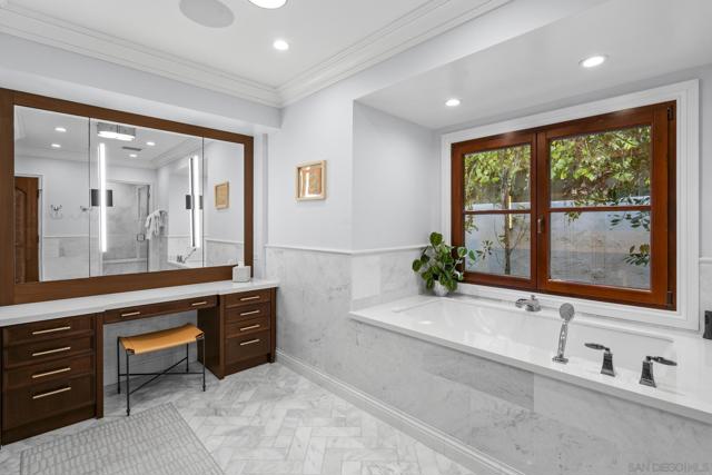6404 La Jolla Scenic Drive S, La Jolla CA: https://media.crmls.org/mediaz/1f6c0aba-3172-4f09-9458-ee80bae926ad.jpg