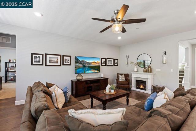 2097 Salice Way, Brentwood CA: https://media.crmls.org/mediaz/1f6cbb73-87d9-49aa-9ce1-dad987a8a43f.jpg