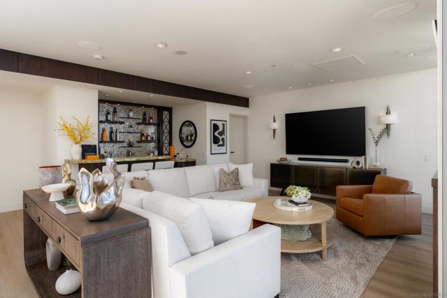 645 Front St, San Diego CA: https://media.crmls.org/mediaz/1f6d0a02-9bb8-41c4-8e71-dcb3eb83aba6.jpg