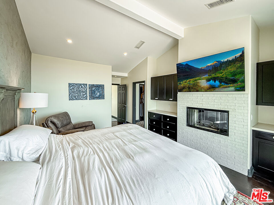 https://media.crmls.org/mediaz/1f6d6311-ed2d-412d-b799-f417d61f9e72.jpg?preset=X-Large