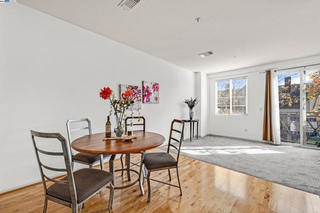 710 City Walk Pl, Hayward CA: https://media.crmls.org/mediaz/1f6dc3fb-5ebb-47cc-9c37-691e7a591920.jpg