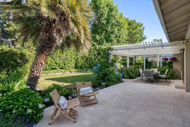 290 Bolla Ave, Alamo CA: https://media.crmls.org/mediaz/1f6e11e7-22e7-4492-a1d7-27802395ba34.jpg