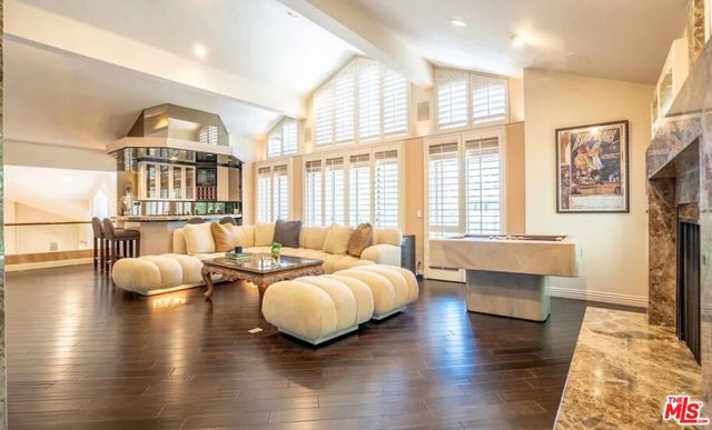 10214 Candleberry Lane, Northridge CA: https://media.crmls.org/mediaz/1f6eb305-d133-4b27-9c95-cdef03d35d64.jpg